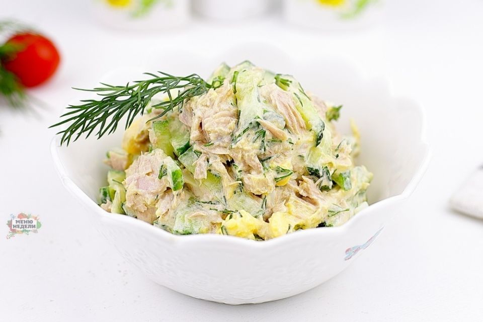 Сытный и легкий ужин: классический салат с консервированным тунцом