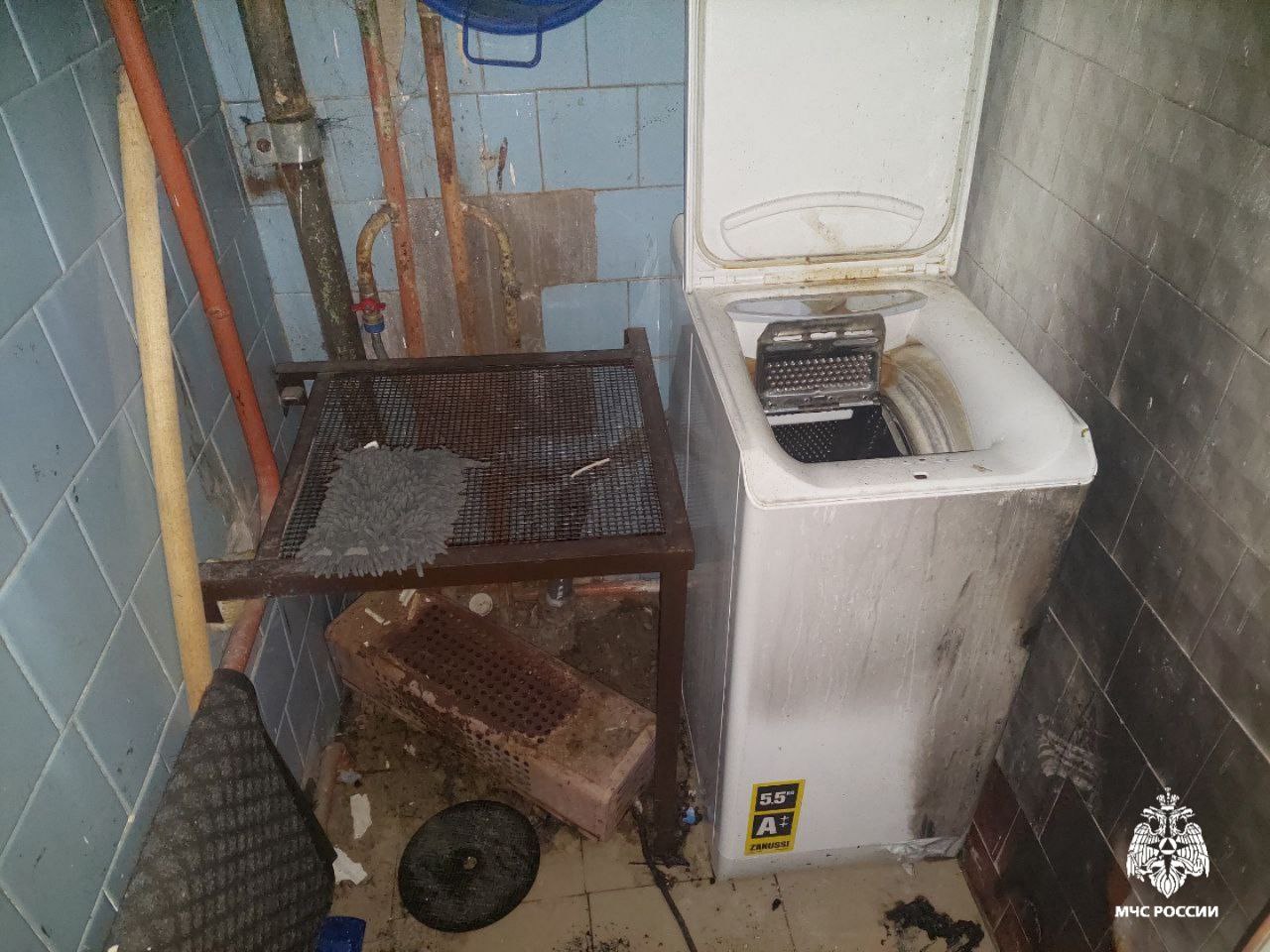 #Сводка_МЧС_Чувашии. 19 ноября произошло возгорание в первом подъезде общежития на улице Энгельса, 13 в городе Чебоксары #Сводка_МЧС_Чувашии. 19 ноября произошло возгорание в первом подъезде общежития на улице Энгельса, 13 в городе Чебоксары