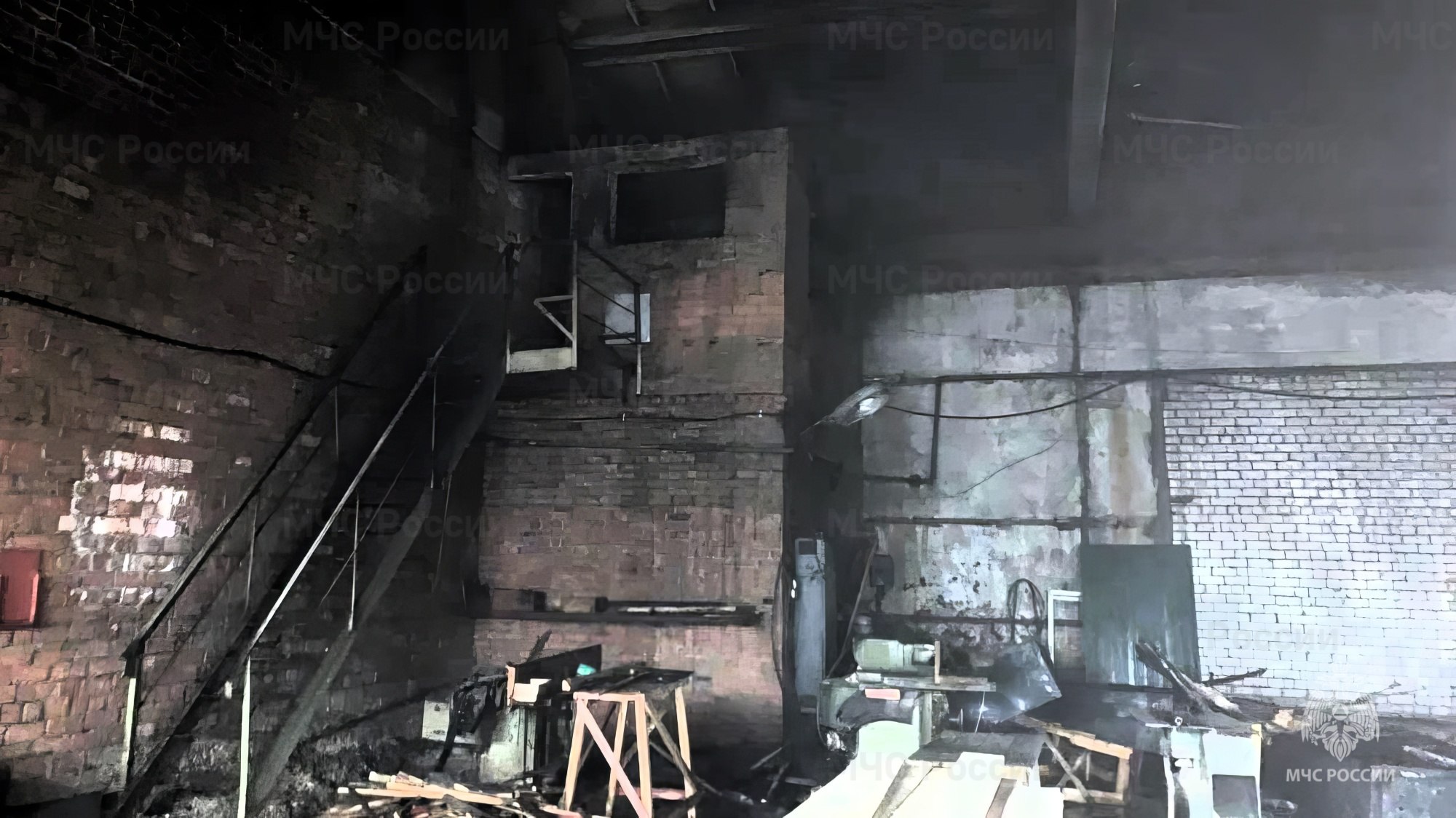 #Сводка_МЧС_Чувашии. В Канаше загорелось неэксплуатируемое промышленное здание Огонь вспыхнул в бывшем столярном цехе на улице Красноармейская, охватив бытовое помещение на 20 квадратах #Сводка_МЧС_Чувашии. В Канаше загорелось неэксплуатируемое промышленное здание Огонь вспыхнул в бывшем столярном цехе на улице Красноармейская, охватив бытовое помещение на 20 квадратах