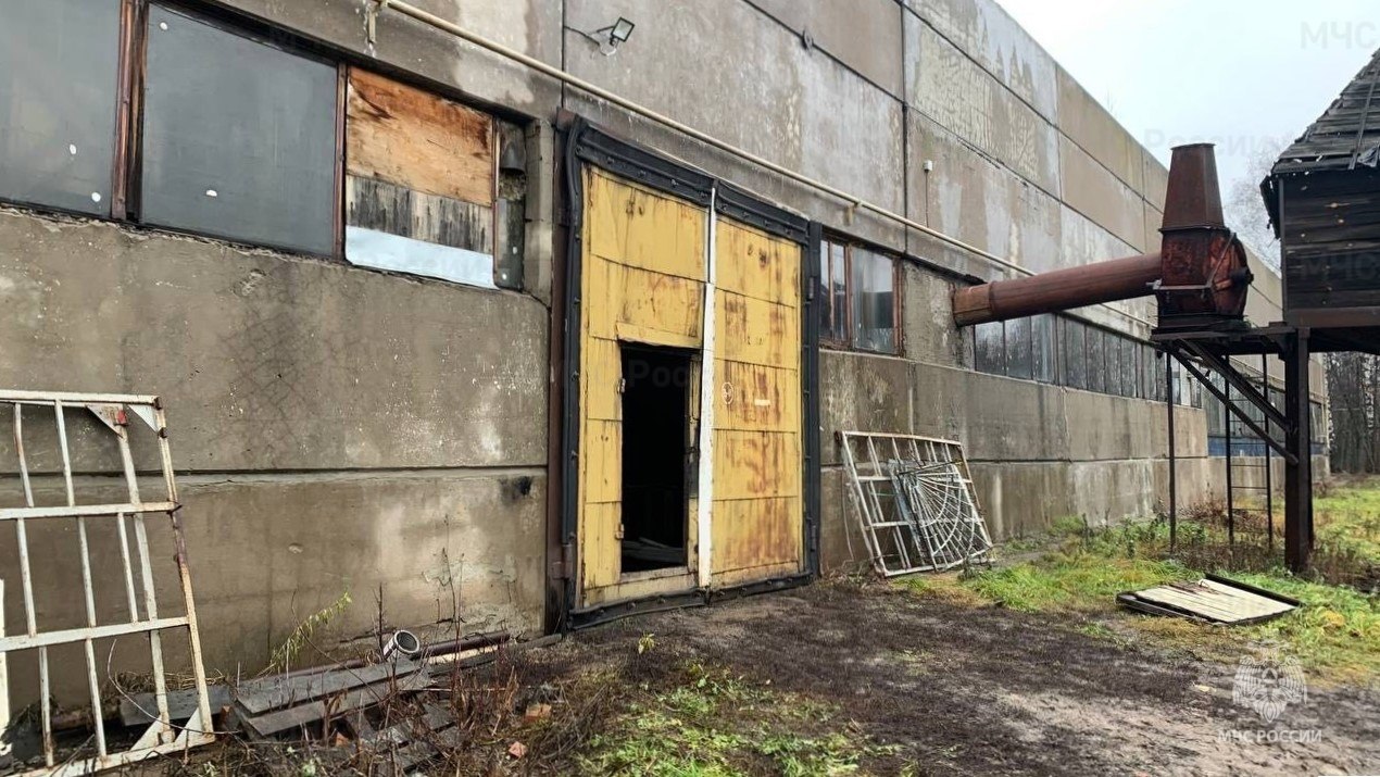 #Сводка_МЧС_Чувашии. В Канаше загорелось неэксплуатируемое промышленное здание Огонь вспыхнул в бывшем столярном цехе на улице Красноармейская, охватив бытовое помещение на 20 квадратах