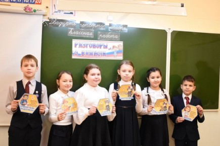 Новая учебная неделя в чебоксарских школах традиционно началась с церемонии поднятия государственных флагов, исполнения гимнов и традиционных занятий цикла «Разговоры о важном», посвященных теме «Профессия — жизнь спасать»