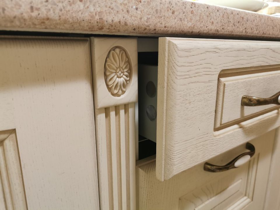 Как открыть заклинивший кухонный ящик без повреждений: полезные советы