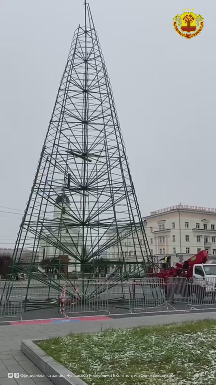 В столице Чувашии приступили к новогоднему оформлению общественных пространств