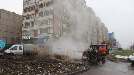 В Чебоксарах устраняют последствия аварии на магистральной трубе по пр. Максима Горького
