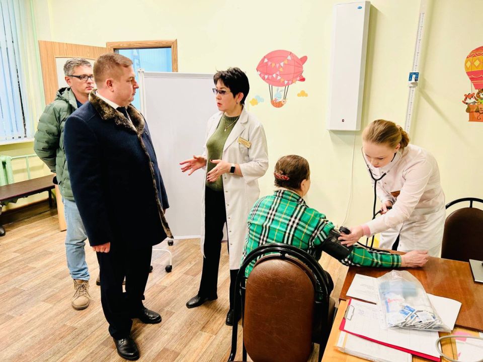 Владимир Степанов проверил условия пункта временного размещения для эвакуированных после атаки дронов чебоксарцев