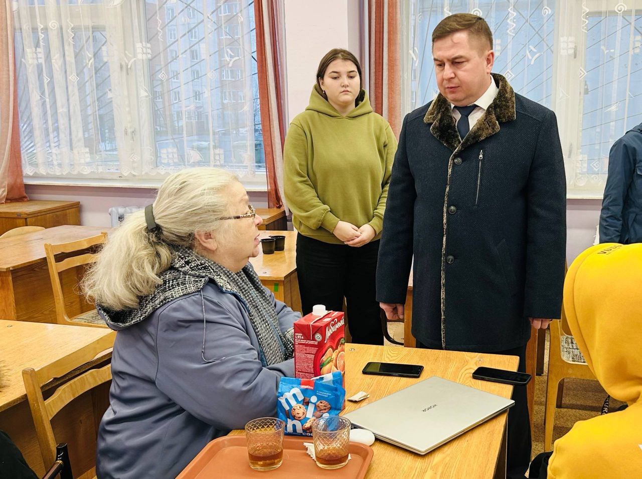 Владимир Степанов проверил условия пункта временного размещения для эвакуированных после атаки дронов чебоксарцев Владимир Степанов проверил условия пункта временного размещения для эвакуированных после атаки дронов чебоксарцев