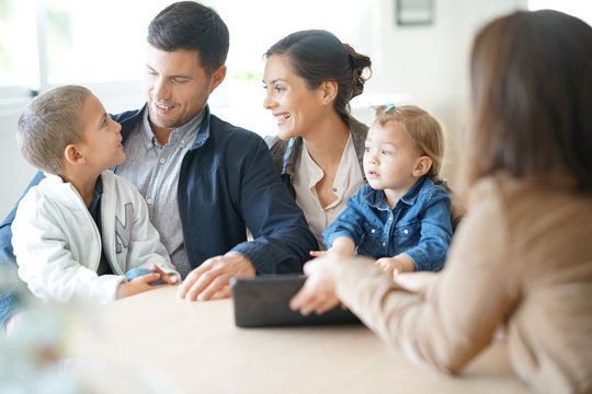 Кредитные каникулы: помощь семьям и самозанятым в 2025 году