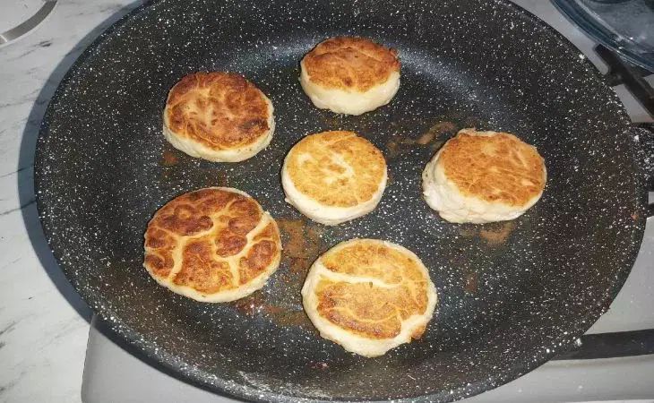 Сырники разваливаются и пригорают: вот как жарить правильно — с крышкой или без