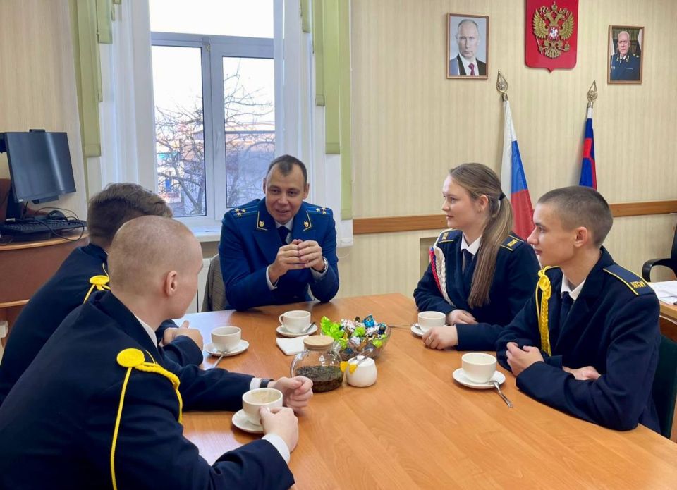 Сотрудниками Канашской межрайонной прокуратуры организовано мероприятие «День с прокурором» с учащимися образовательного учреждения