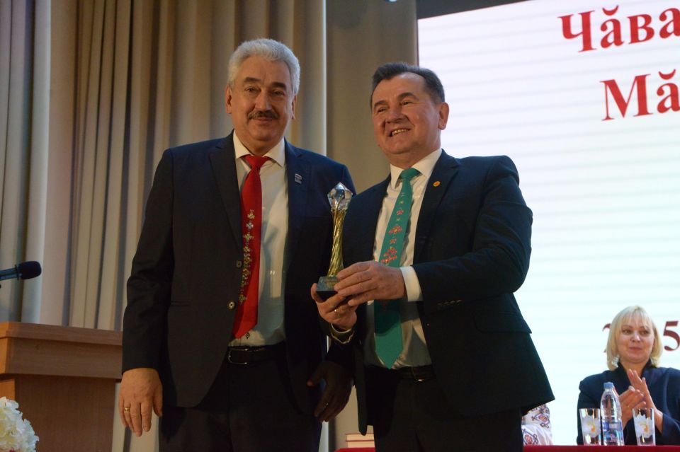 Леонид Черкесов: Чваш наци конгресн Мн канашн черетл ларвне хутшнакансене саламларм, чвашлх нче палрн хастарсене хисеп грамотисем тата тав хучсем парса чысларм