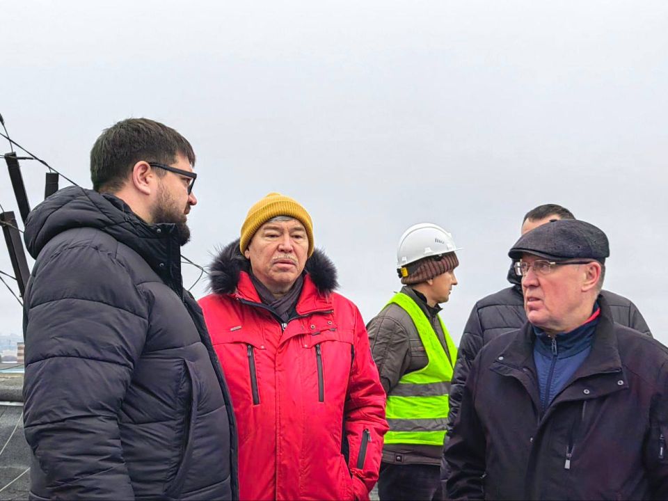 В поврежденном при атаке БПЛА доме идет ремонт кровли