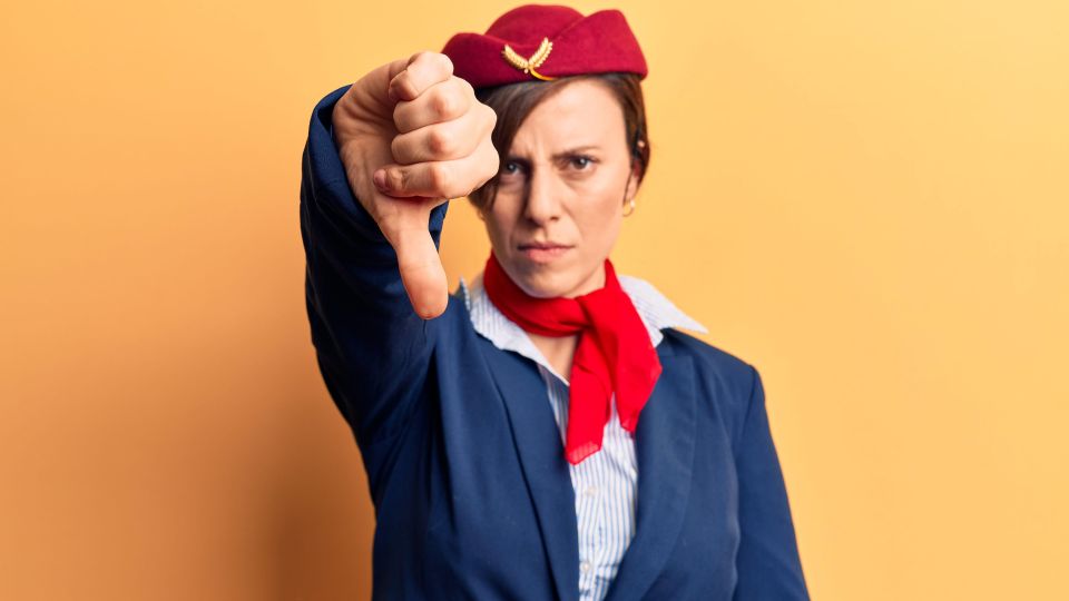 Стюардессы на дух не переносят таких пассажиров: вот что их мигом выведет из себя