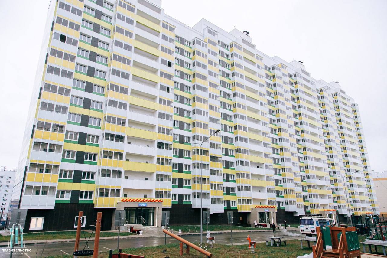 В Чебоксарах состоялась торжественная церемония вручения ключей от новых квартир детям-сиротам В Чебоксарах состоялась торжественная церемония вручения ключей от новых квартир детям-сиротам