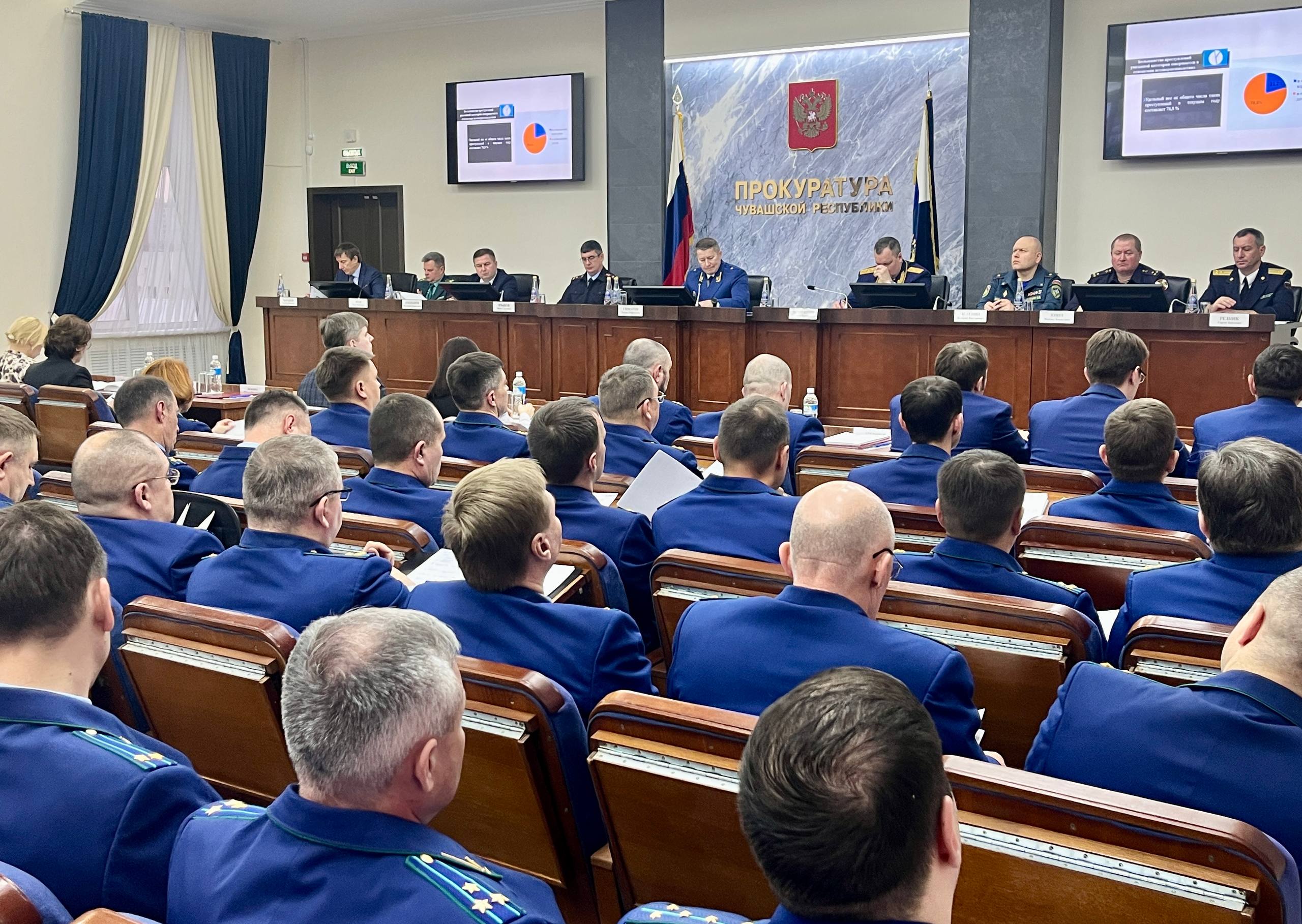 В прокуратуре Чувашии под председательством прокурора республики Эдуарда Гиматова состоялось заседание Координационного совещания руководителей правоохранительных органов, посвященное результатам работы по предупреждению... В прокуратуре Чувашии под председательством прокурора республики Эдуарда Гиматова состоялось заседание Координационного совещания руководителей правоохранительных органов, посвященное результатам работы по предупреждению...