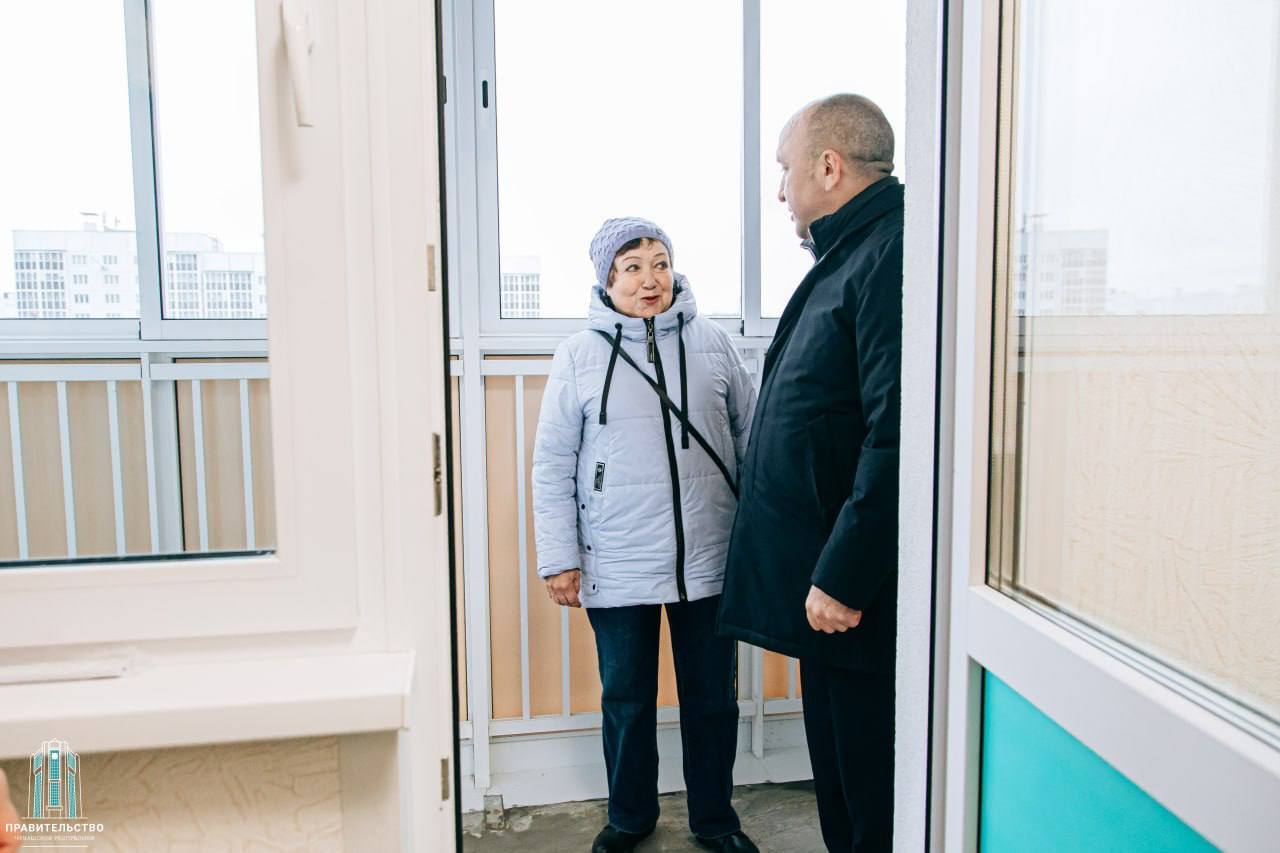 В Чебоксарах состоялась торжественная церемония вручения ключей от новых квартир детям-сиротам В Чебоксарах состоялась торжественная церемония вручения ключей от новых квартир детям-сиротам