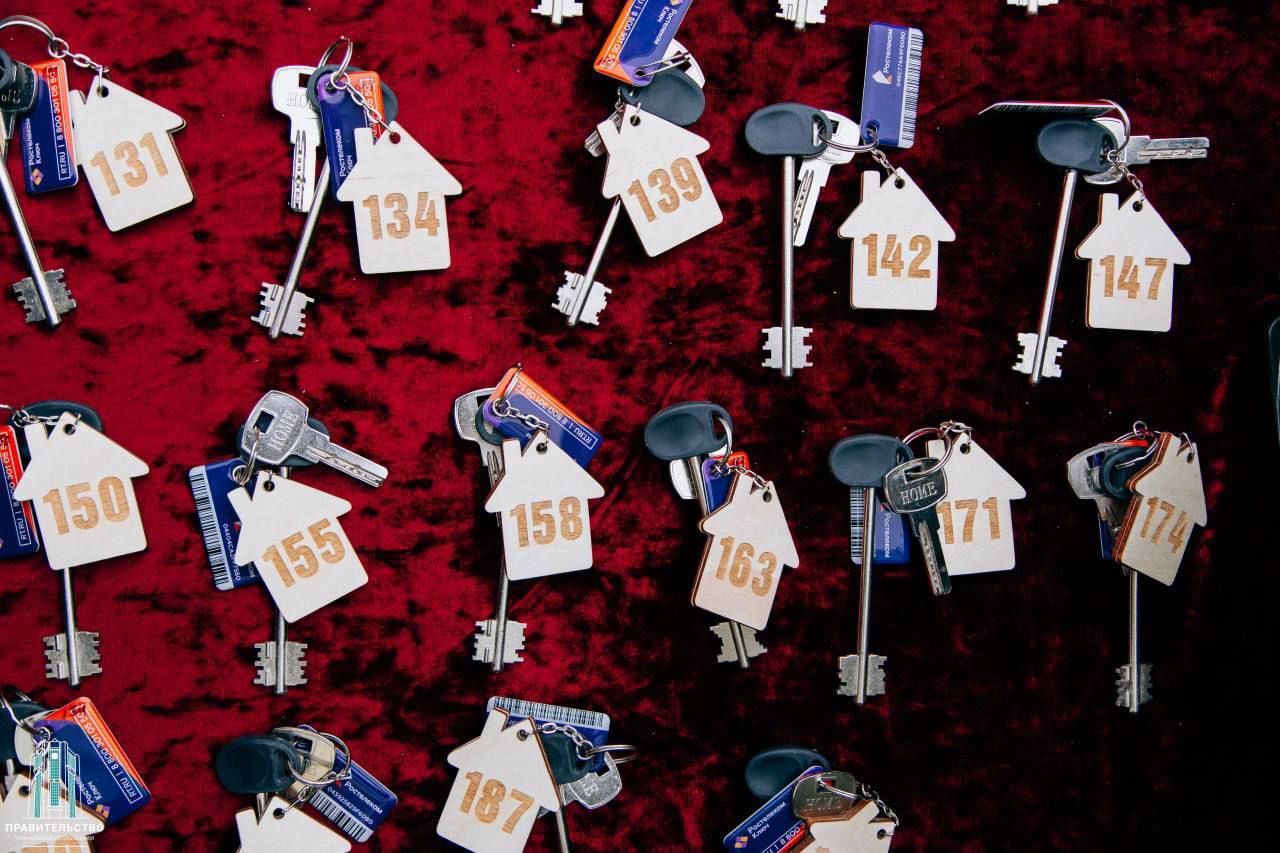 В Чебоксарах состоялась торжественная церемония вручения ключей от новых квартир детям-сиротам В Чебоксарах состоялась торжественная церемония вручения ключей от новых квартир детям-сиротам