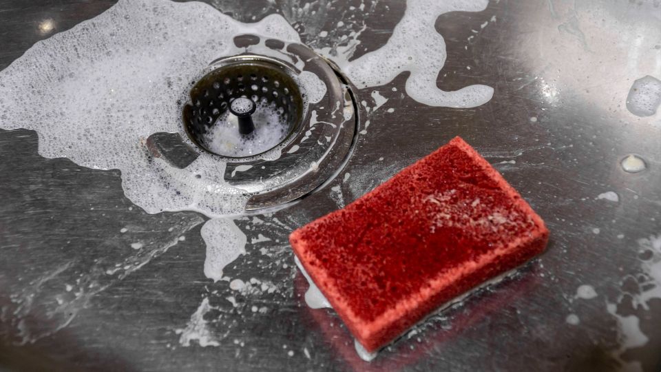 Копеечная таблетка пробьет любой засор в раковине: просто киньте в сливную трубу