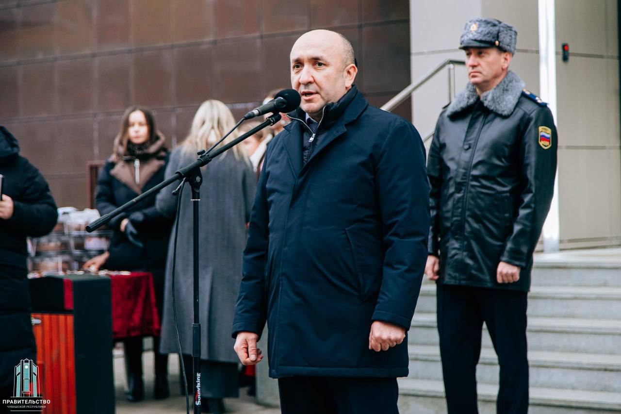 В Чебоксарах состоялась торжественная церемония вручения ключей от новых квартир детям-сиротам В Чебоксарах состоялась торжественная церемония вручения ключей от новых квартир детям-сиротам