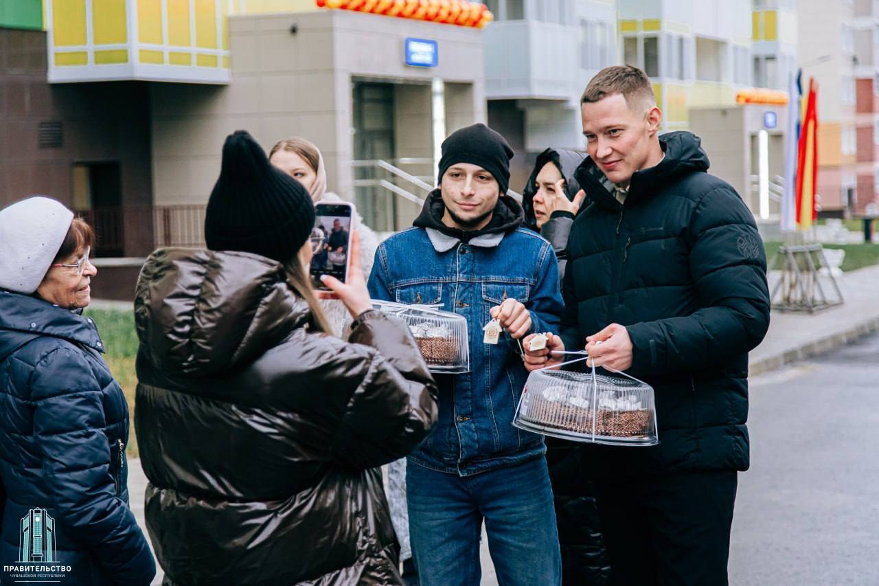В Чебоксарах состоялась торжественная церемония вручения ключей от новых квартир детям-сиротам В Чебоксарах состоялась торжественная церемония вручения ключей от новых квартир детям-сиротам