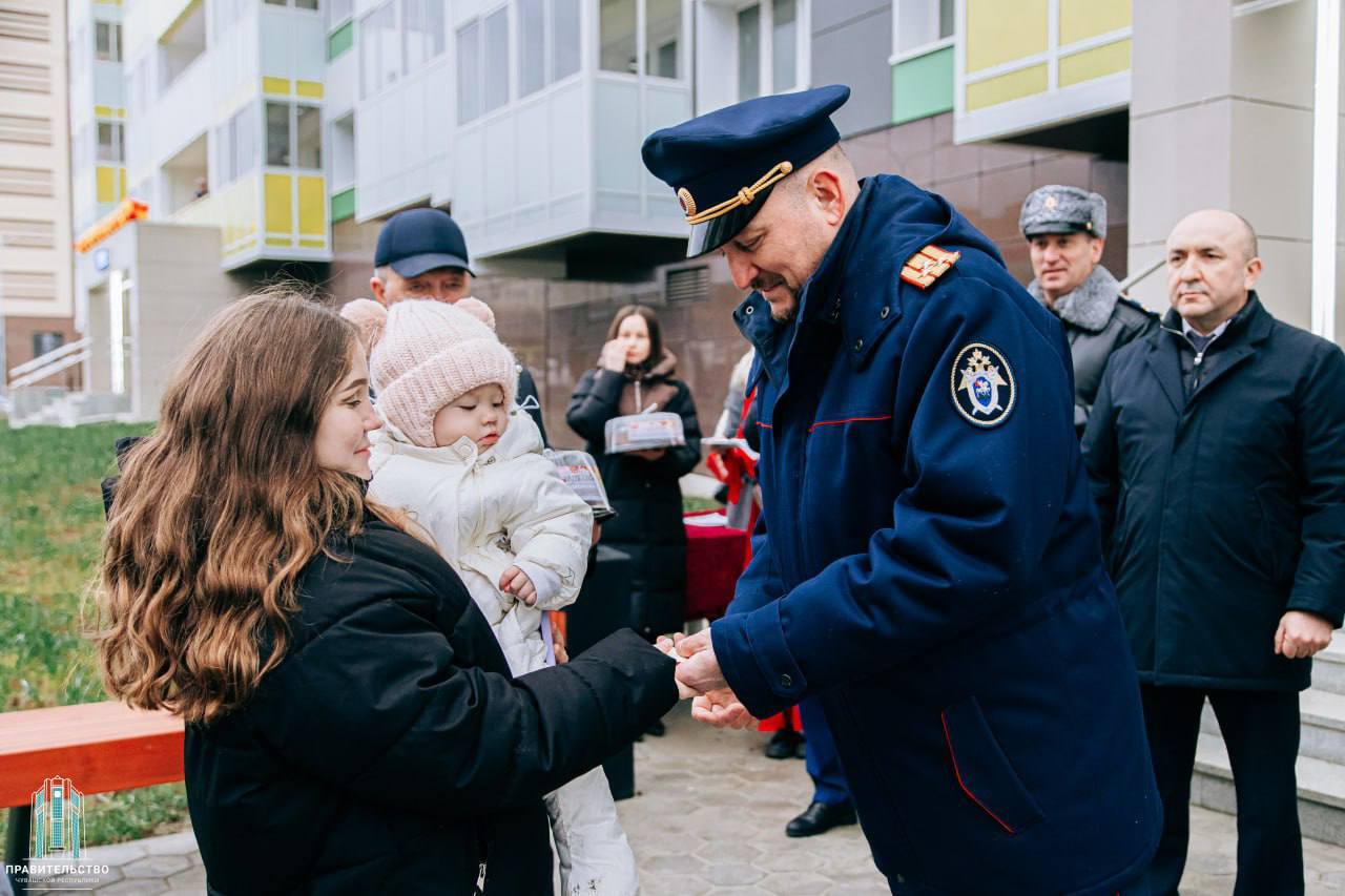 В Чебоксарах состоялась торжественная церемония вручения ключей от новых квартир детям-сиротам