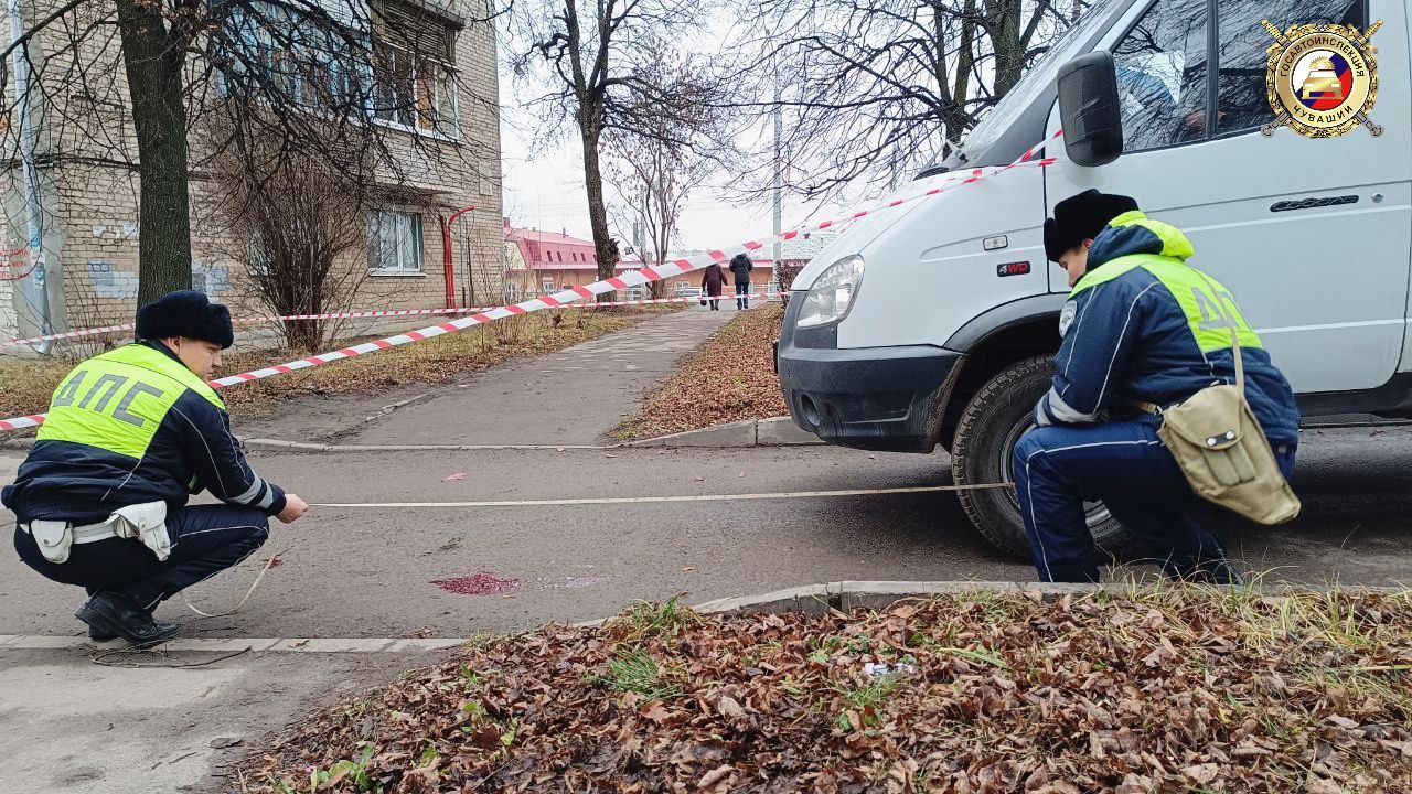 Автоинспекторы работают на месте смертельного ДТП в юго-западном районе г. Чебоксары Автоинспекторы работают на месте смертельного ДТП в юго-западном районе г. Чебоксары