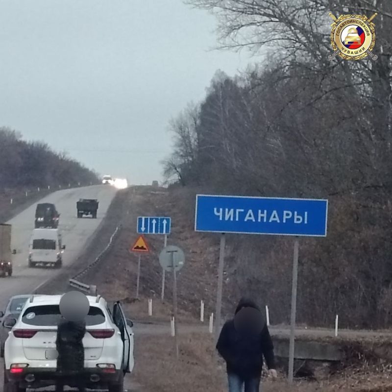 Сотрудники Госавтоинспекции работают на месте ДТП, в котором погибла пешеход