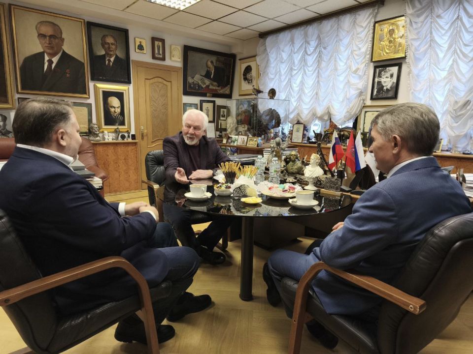 Чай, газеты и цифры: Глава Чувашии обсудил будущее медиа в гостях у «МК» Чай, газеты и цифры: Глава Чувашии обсудил будущее медиа в гостях у «МК»