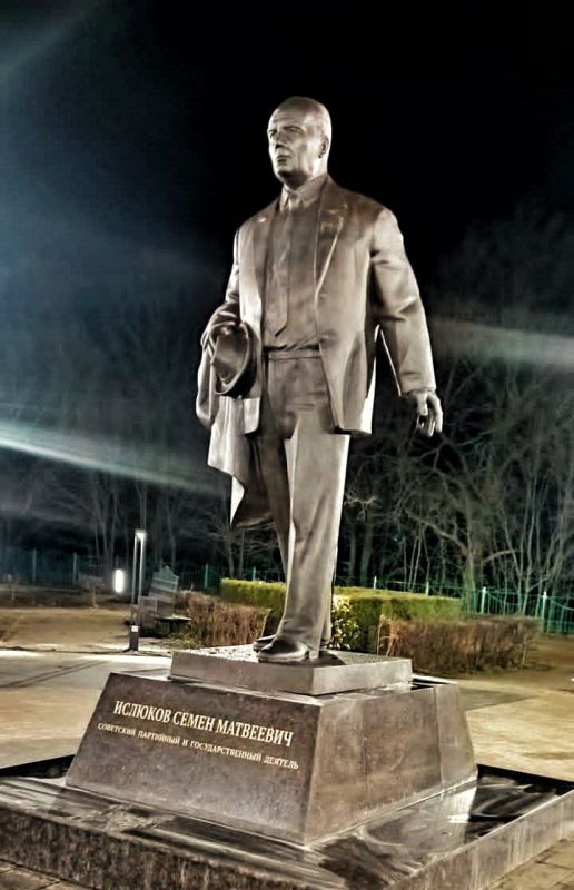 В чебоксарском сквере установили памятник Семёну Ислюкову