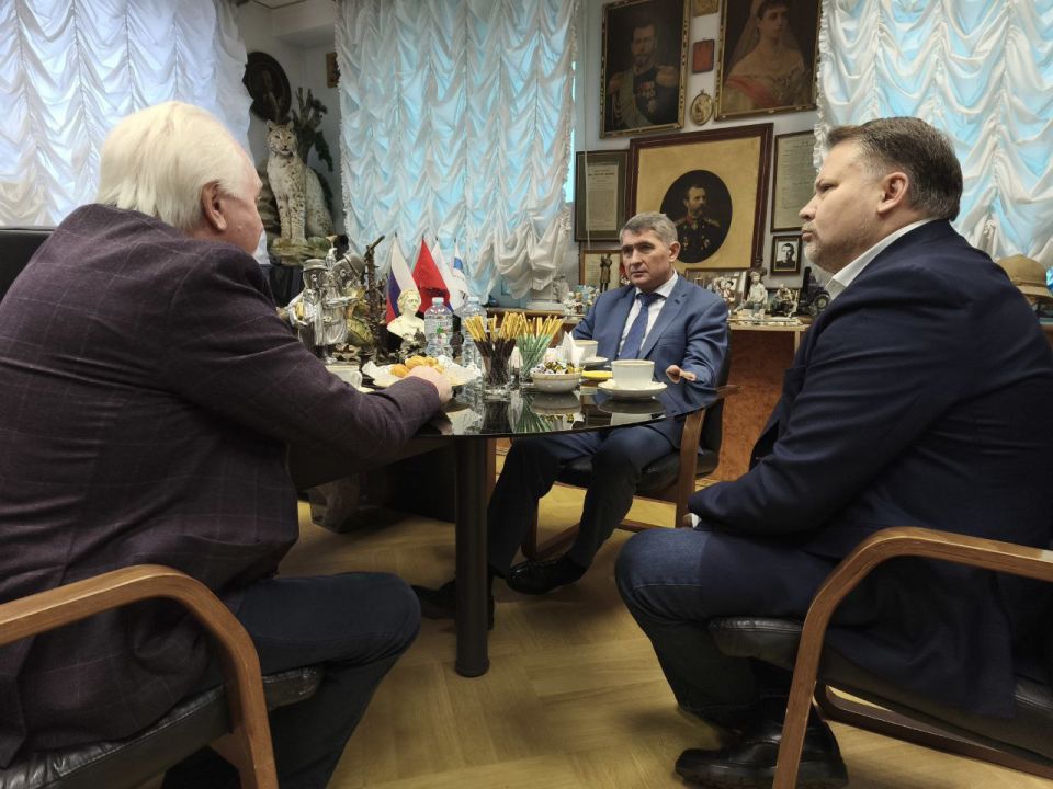 Чай, газеты и цифры: Глава Чувашии обсудил будущее медиа в гостях у «МК»