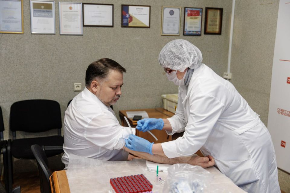 В разгар эпидемсезона редакция «Советской Чувашии» выступила с инициативой организовать на своей площадке всеобщую диспансеризацию и вакцинацию против гриппа для сотрудников В разгар эпидемсезона редакция «Советской Чувашии» выступила с инициативой организовать на своей площадке всеобщую диспансеризацию и вакцинацию против гриппа для сотрудников