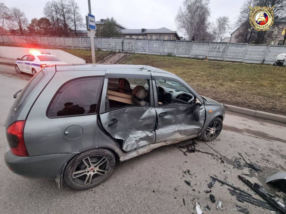 Белая "Лада" спровоцировала ДТП в Чебоксарах: пострадали три человека