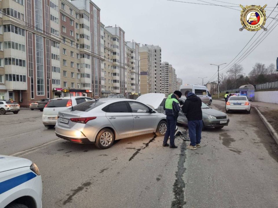 Белая "Лада" спровоцировала ДТП в Чебоксарах: пострадали три человека Белая "Лада" спровоцировала ДТП в Чебоксарах: пострадали три человека