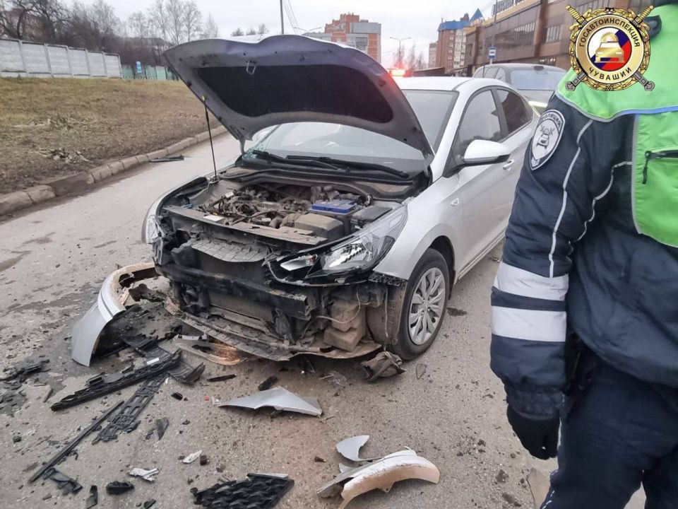 Белая "Лада" спровоцировала ДТП в Чебоксарах: пострадали три человека Белая "Лада" спровоцировала ДТП в Чебоксарах: пострадали три человека