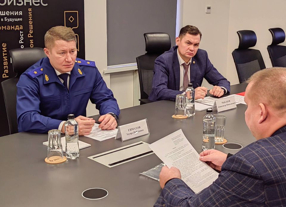 Прокурор Чувашии Эдуард Гиматов совместно с уполномоченным по защите прав предпринимателей в Чувашской Республике Александром Рыбаковым провел прием представителей предпринимательского сообщества региона
