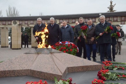 Леонид Черкесов: С коллегами возложили цветы к Вечному огню мемориала памяти Героям Великой Отечественной войны.