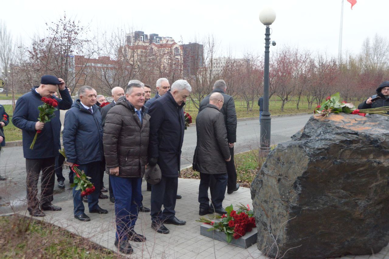Леонид Черкесов: С коллегами возложили цветы к Вечному огню мемориала памяти Героям Великой Отечественной войны. Леонид Черкесов: С коллегами возложили цветы к Вечному огню мемориала памяти Героям Великой Отечественной войны.