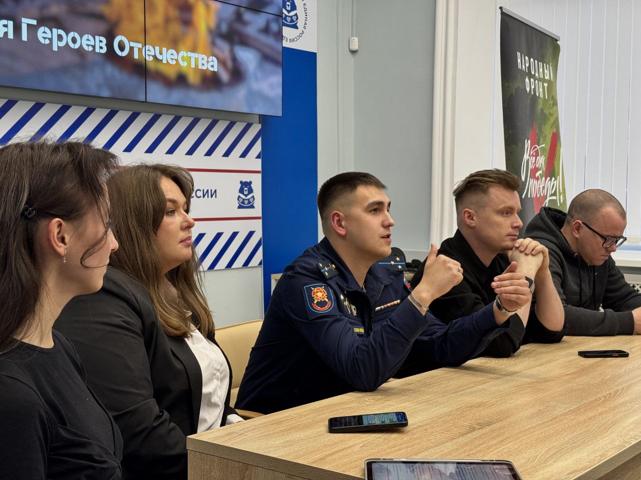 В преддверии Дня Героев Отечества более 60 студентов собрались в Штабе общественной поддержки на патриотическом мероприятии " Диалог с героем" В преддверии Дня Героев Отечества более 60 студентов собрались в Штабе общественной поддержки на патриотическом мероприятии " Диалог с героем"