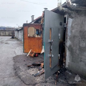 В Чебоксарах сгорели гаражный бокс и мусорный контейнер