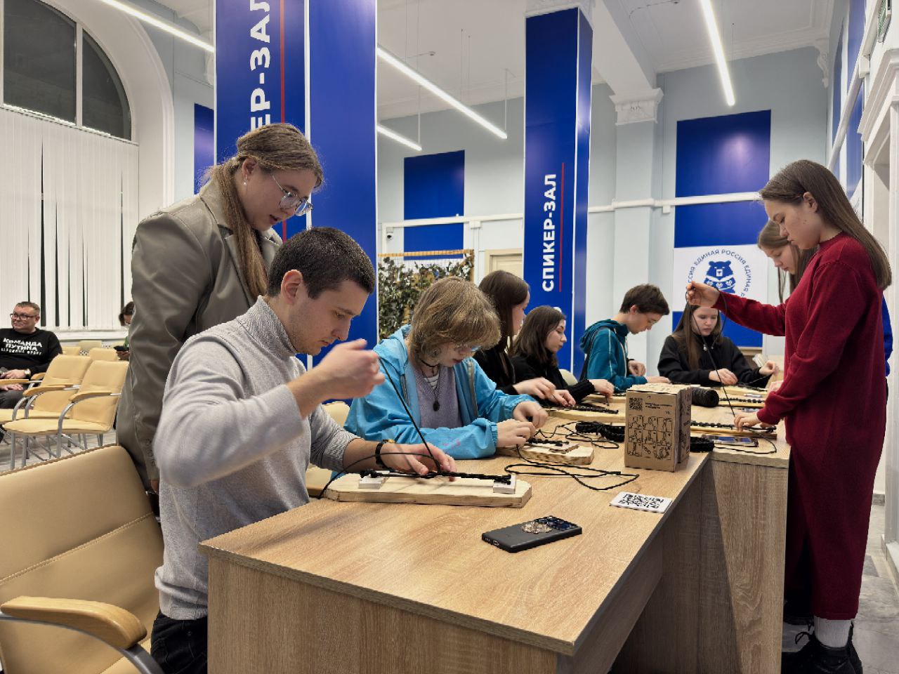 В преддверии Дня Героев Отечества более 60 студентов собрались в Штабе общественной поддержки на патриотическом мероприятии " Диалог с героем" В преддверии Дня Героев Отечества более 60 студентов собрались в Штабе общественной поддержки на патриотическом мероприятии " Диалог с героем"