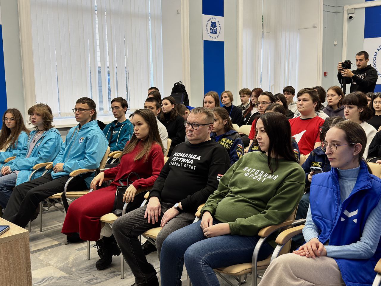 В преддверии Дня Героев Отечества более 60 студентов собрались в Штабе общественной поддержки на патриотическом мероприятии " Диалог с героем" В преддверии Дня Героев Отечества более 60 студентов собрались в Штабе общественной поддержки на патриотическом мероприятии " Диалог с героем"