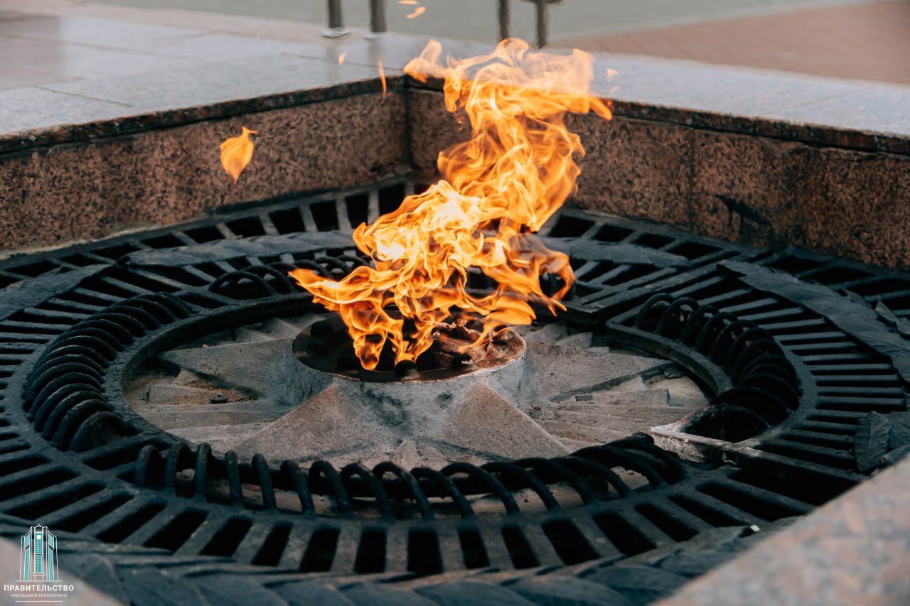В Чувашии в День Героев Отечества почтили память защитников Родины, возложив цветы к Вечному огню в Парке Победы В Чувашии в День Героев Отечества почтили память защитников Родины, возложив цветы к Вечному огню в Парке Победы