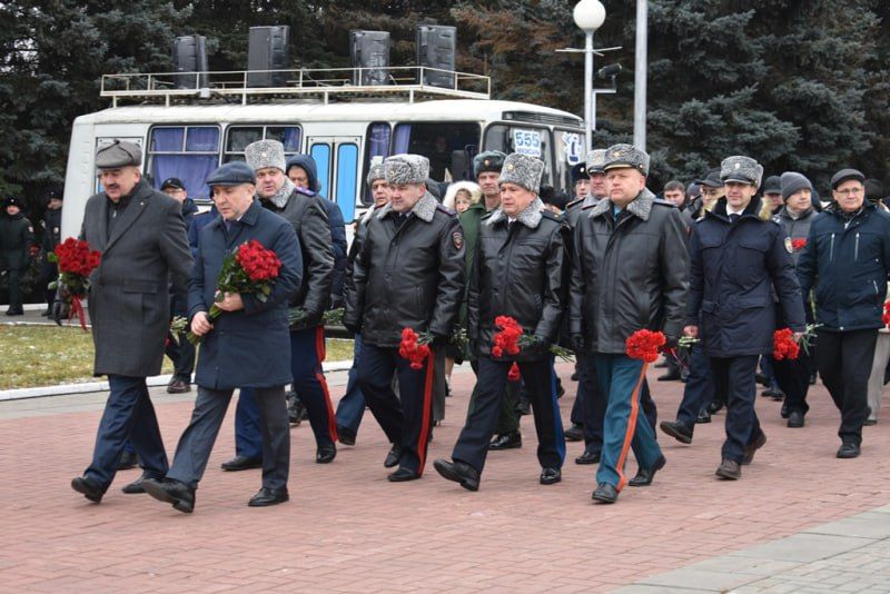 Министр внутренних дел по Чувашской Республике принял участие в церемонии возложения цветов в Мемориальном комплексе «Победа»