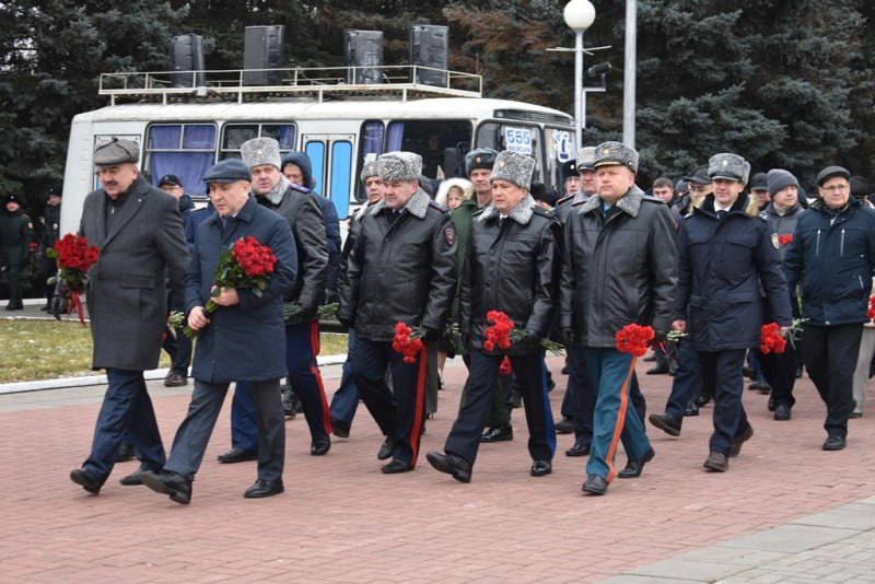Министр внутренних дел по Чувашской Республике принял участие в церемонии возложения цветов в Мемориальном комплексе «Победа»