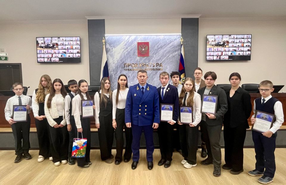 Сегодня, в Международный день борьбы с коррупцией, прокурор Чувашии Эдуард Гиматов встретился с наиболее активными участниками регионального этапа Международного молодежного конкурса социальной антикоррупционной рекламы...