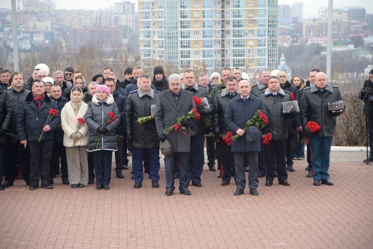 Леонид Черкесов: В честь Дня Героев Отечества возложили цветы к Вечному огню у Монумента Славы в Мемориальном комплексе «Победа» Леонид Черкесов: В честь Дня Героев Отечества возложили цветы к Вечному огню у Монумента Славы в Мемориальном комплексе «Победа»