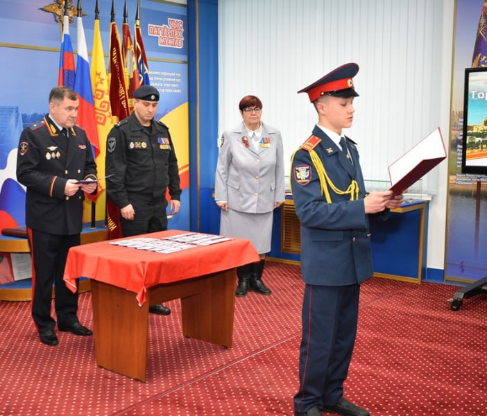 В Чувашии в музее истории органов внутренних дел торжественно приняли присягу учащиеся полицейских классов кадетской школы имени генерал-майора милиции В.А.Архипова города Чебоксары В Чувашии в музее истории органов внутренних дел торжественно приняли присягу учащиеся полицейских классов кадетской школы имени генерал-майора милиции В.А.Архипова города Чебоксары