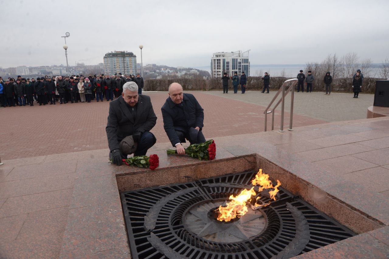 Леонид Черкесов: В честь Дня Героев Отечества возложили цветы к Вечному огню у Монумента Славы в Мемориальном комплексе «Победа» Леонид Черкесов: В честь Дня Героев Отечества возложили цветы к Вечному огню у Монумента Славы в Мемориальном комплексе «Победа»