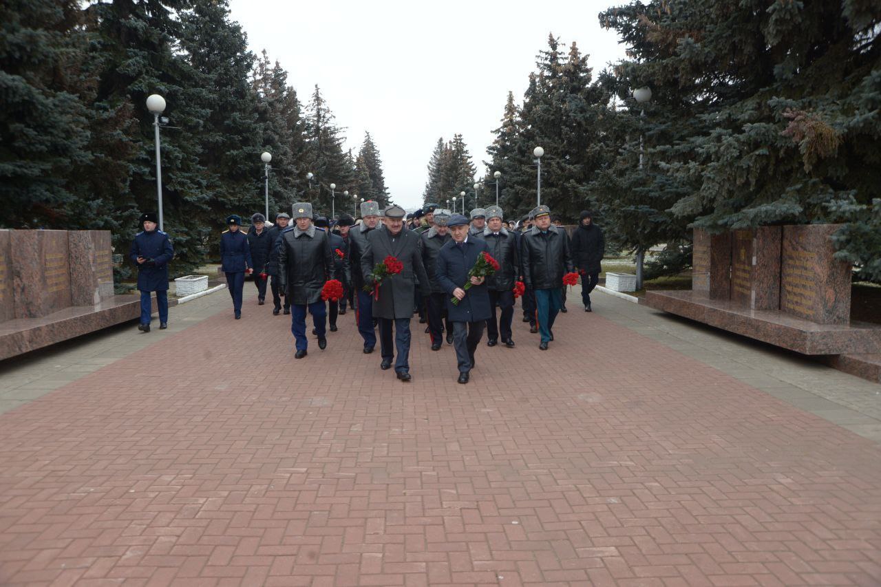 Леонид Черкесов: В честь Дня Героев Отечества возложили цветы к Вечному огню у Монумента Славы в Мемориальном комплексе «Победа»