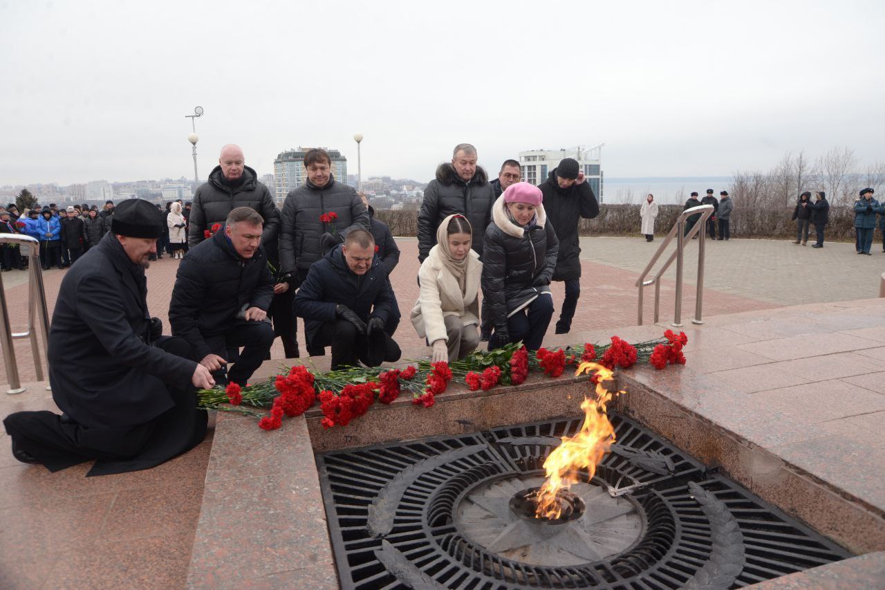 Леонид Черкесов: В честь Дня Героев Отечества возложили цветы к Вечному огню у Монумента Славы в Мемориальном комплексе «Победа» Леонид Черкесов: В честь Дня Героев Отечества возложили цветы к Вечному огню у Монумента Славы в Мемориальном комплексе «Победа»