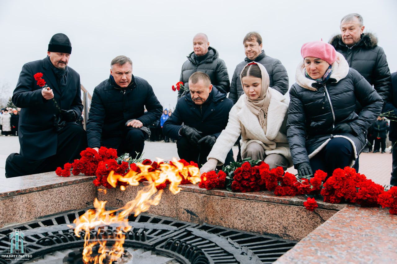 В Чувашии в День Героев Отечества почтили память защитников Родины, возложив цветы к Вечному огню в Парке Победы В Чувашии в День Героев Отечества почтили память защитников Родины, возложив цветы к Вечному огню в Парке Победы